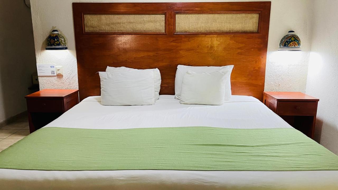 Hotel B&B - 5Th Avenue Playa del Carmen Eksteriør billede A bed with a green bedsheet