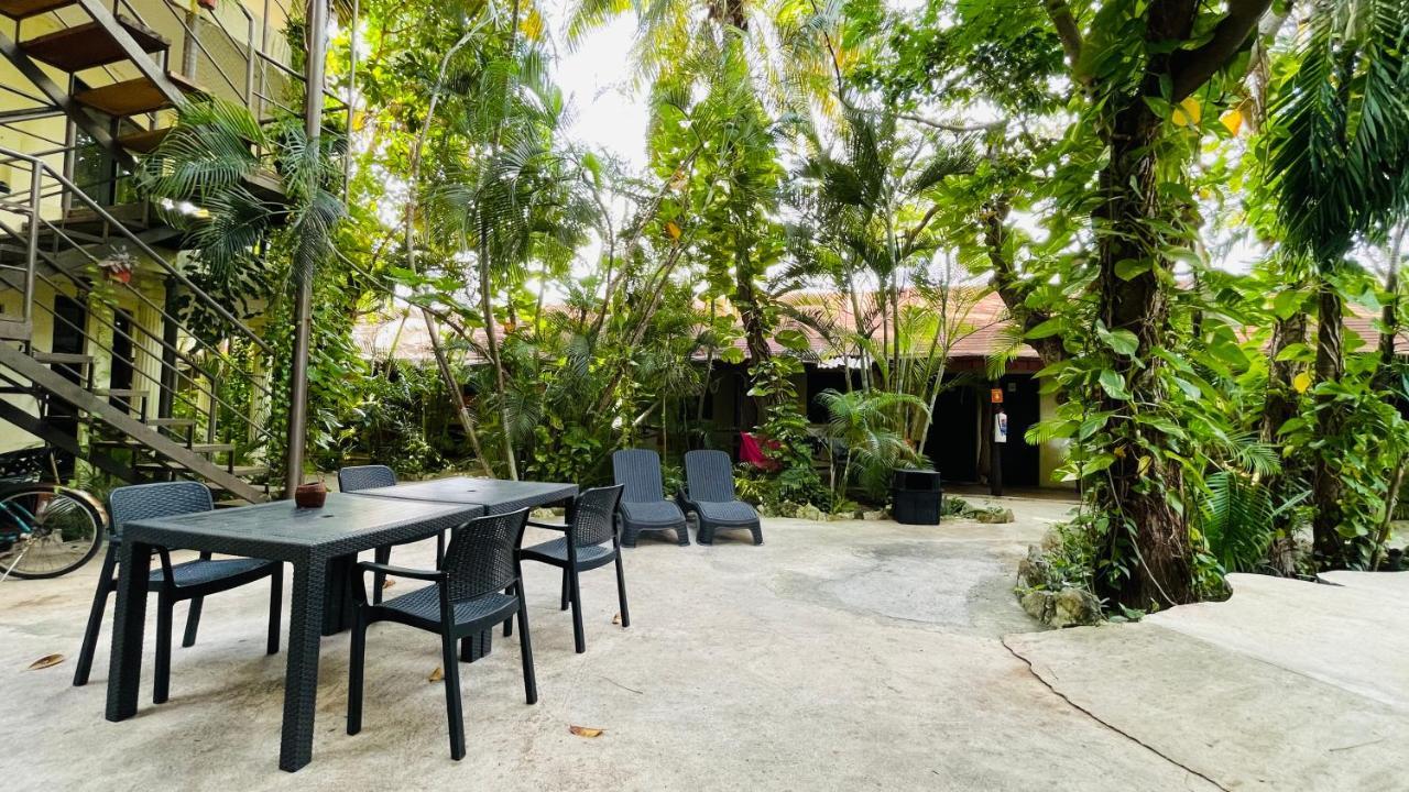Hotel B&B - 5Th Avenue Playa del Carmen Eksteriør billede The courtyard of the hotel
