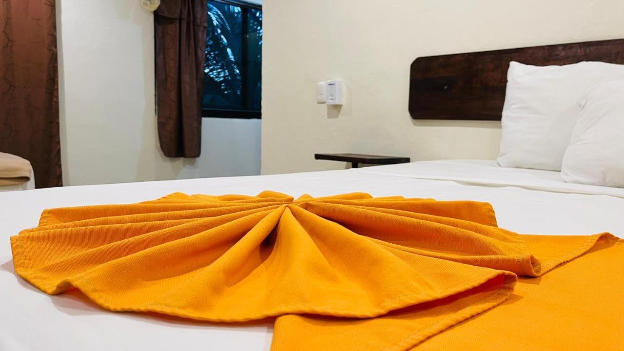 Hotel B&B - 5Th Avenue Playa del Carmen Eksteriør billede A bed with a duvet cover