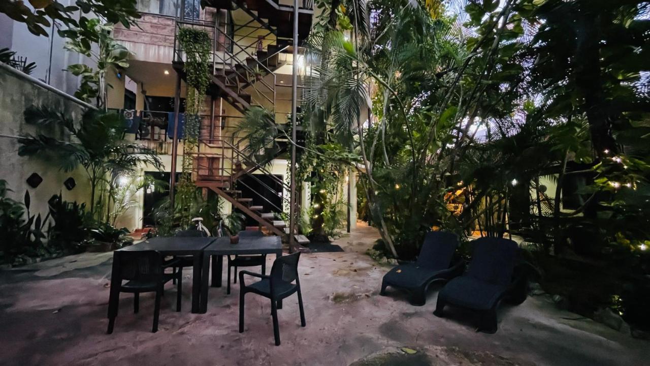 Hotel B&B - 5Th Avenue Playa del Carmen Eksteriør billede The interior courtyard of the hotel